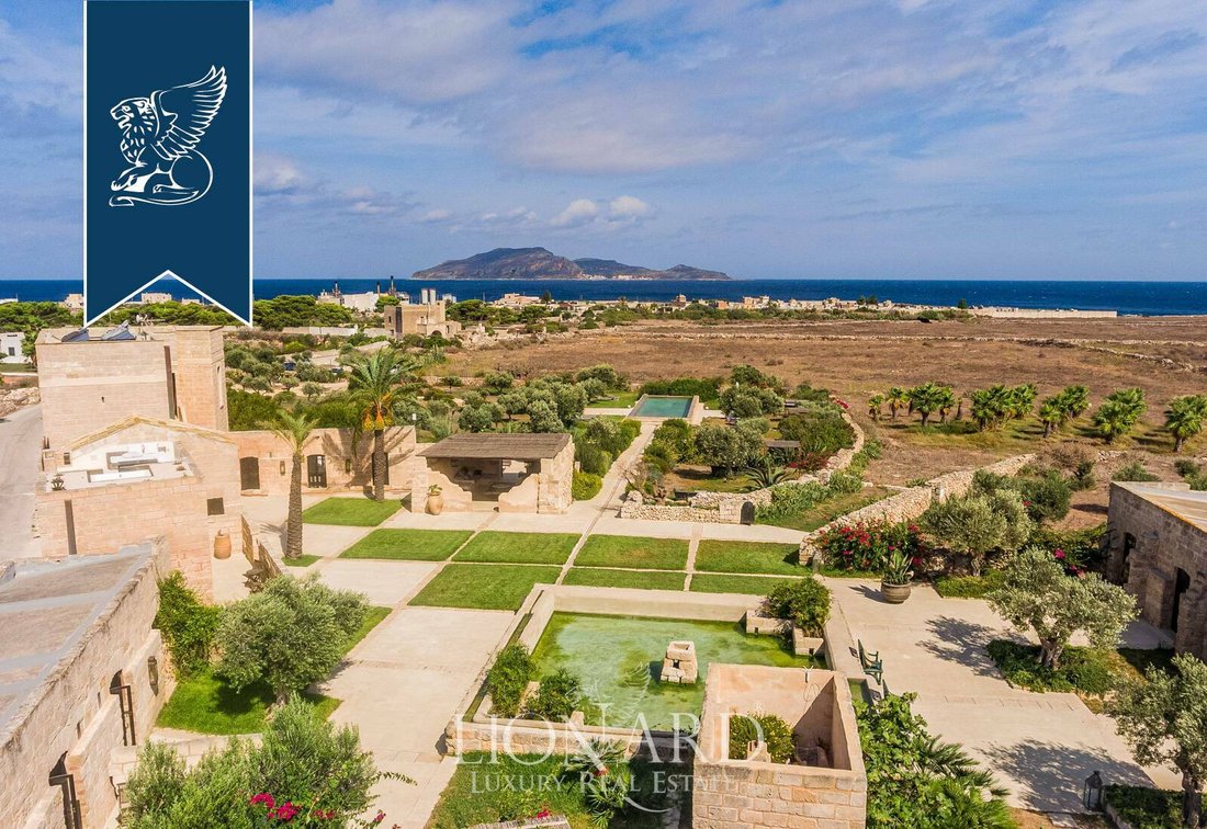 Old "Baglio" With Pool And A View Of The Sea In Favignana In Sicily