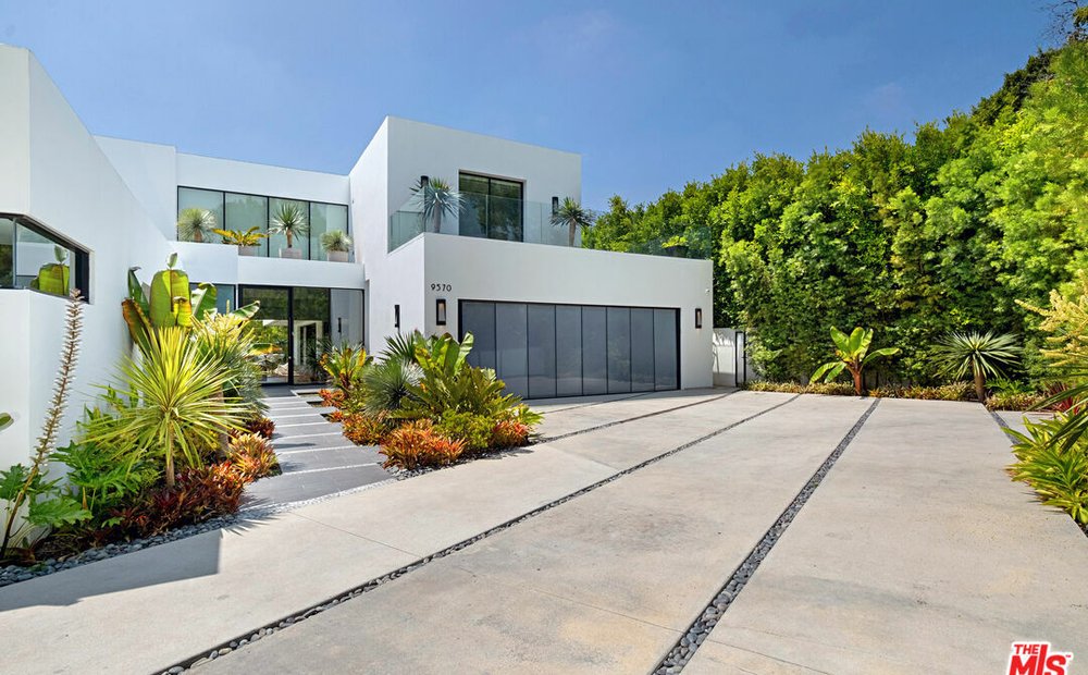 Luxury modern houses for sale in Beverly Hills, California | JamesEdition