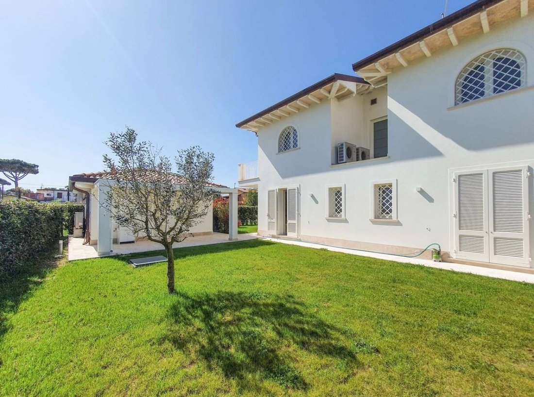 Modern Villa With Pool 600 Metres From In Marina Di Pietrasanta