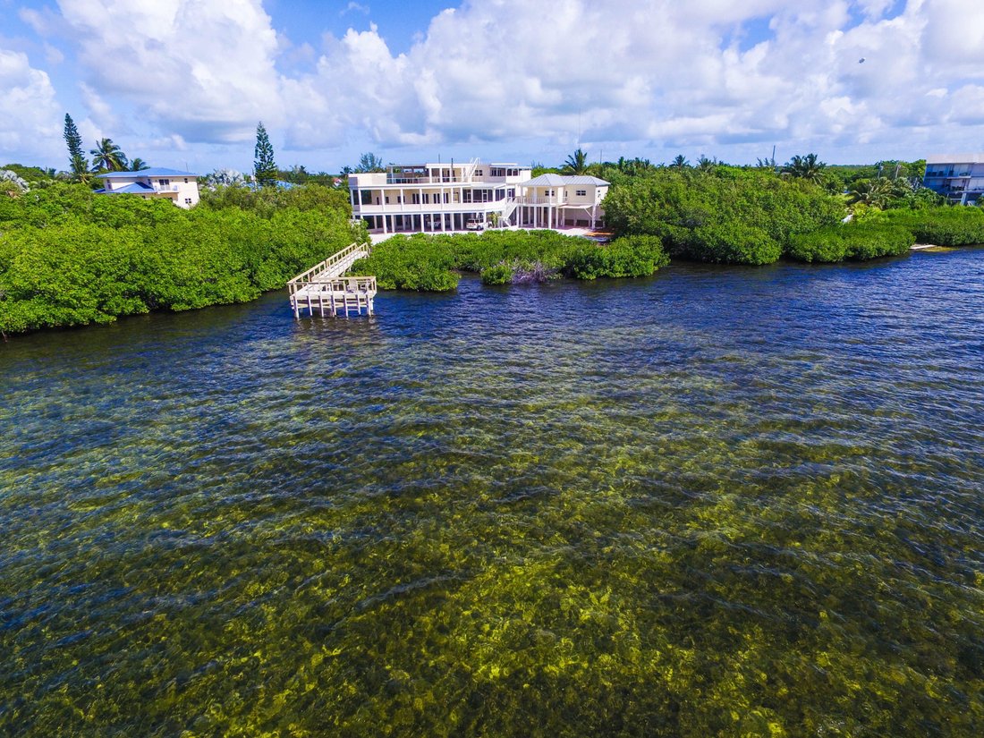 6 Bedrooms Single Family Detached In Big Pine Key, Florida, United