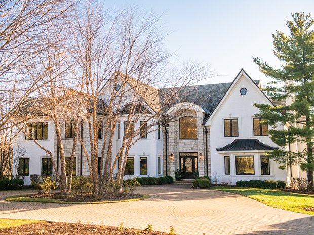 Luxury houses with garden for sale in Barrington Hills, Illinois