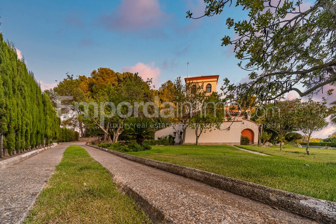Exclusive Estate With Pool In Tarragona, Catalonia, Spain For Sale