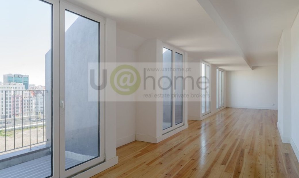 3+1 Bedroom Apartment In A Private Condominium In In Lisbon, Lisbon