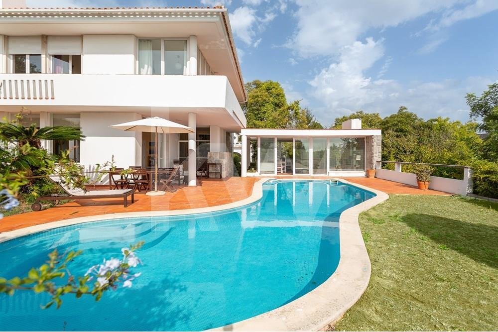 House In Restelo With Murals By “Júlio Pomar” In Lisbon, Lisbon