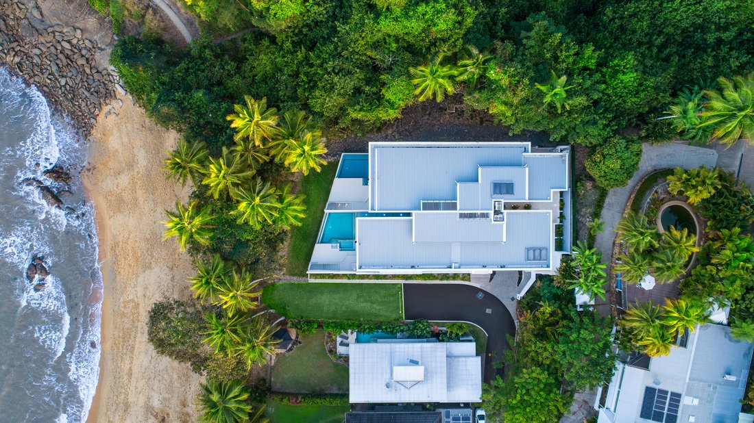 Beachfront Luxury In An Exclusive In Trinity Beach, Queensland