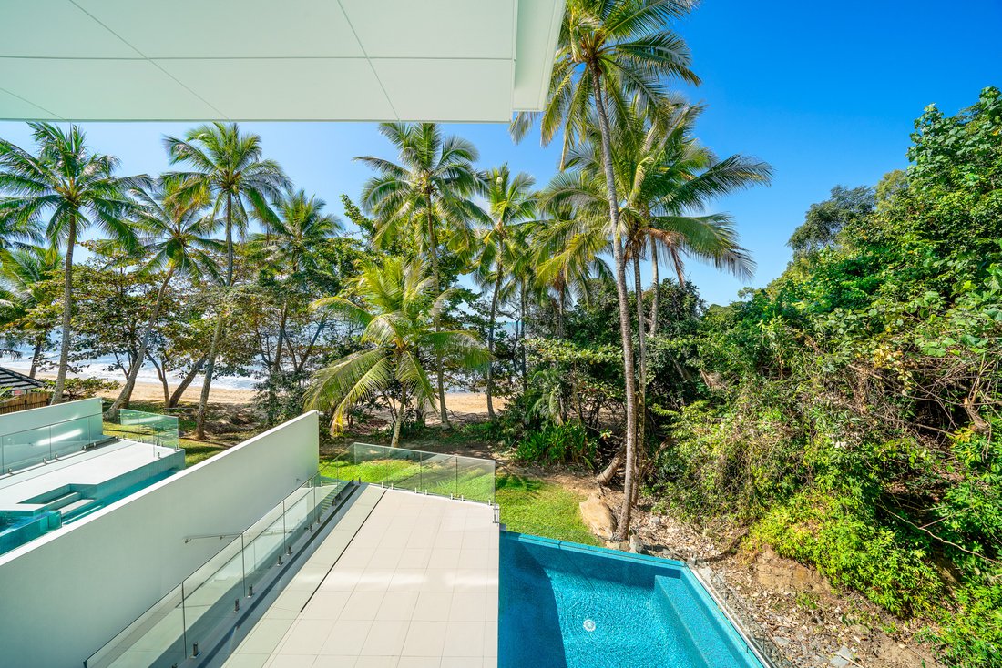 Beachfront Luxury In An Exclusive In Trinity Beach, Queensland