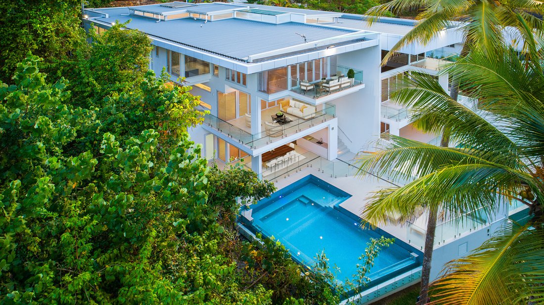 Beachfront Luxury In An Exclusive In Trinity Beach, Queensland ...