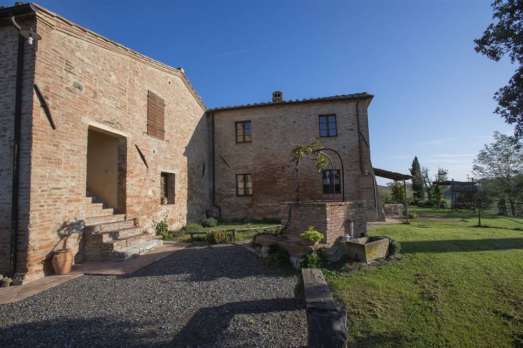 Beautiful Property Located Between The Val In Montalcino, Tuscany
