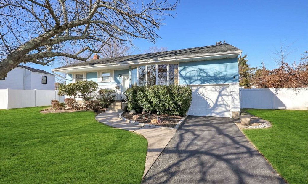 House East Islip In East Islip, New York, United States For Sale (12424938)