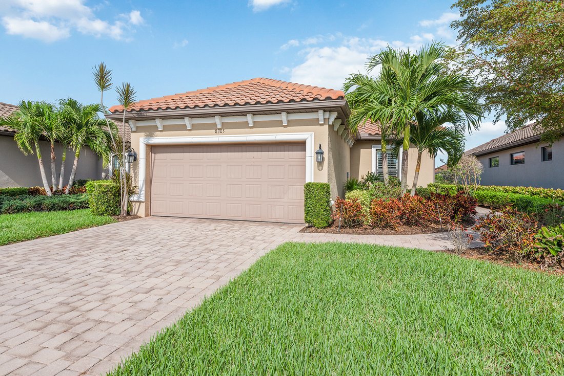 Hacienda Lakes Esplanade In Naples, Florida, United States For Sale