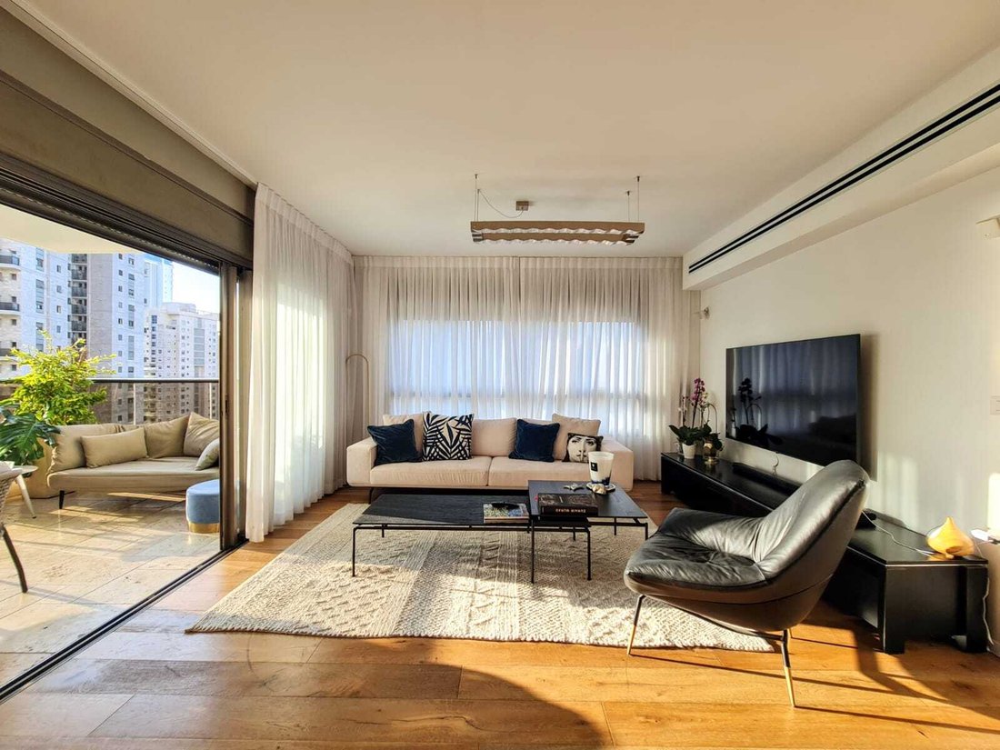 Modern Apartment With A Large Sunny Balcony In Netanya, Center District