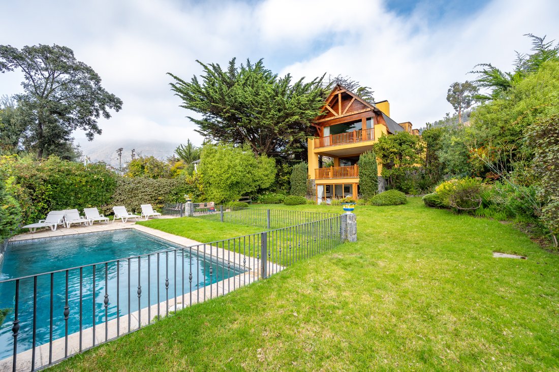 House In Downtown Zapallar Overlooking The Bay In Zapallar, Valparaíso