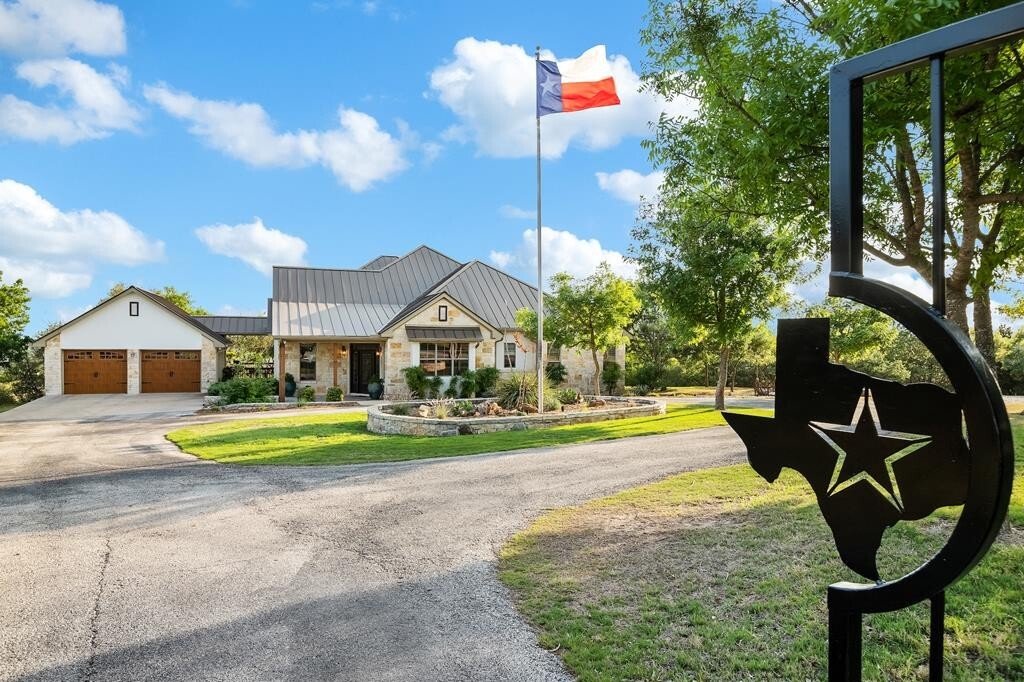 4 Bedrooms Single Family Detached In Fredericksburg, Texas, United