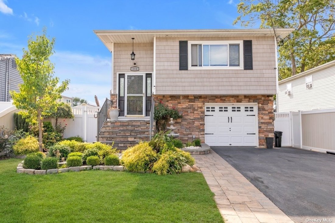 House West Babylon In West Babylon, New York, United States For Sale