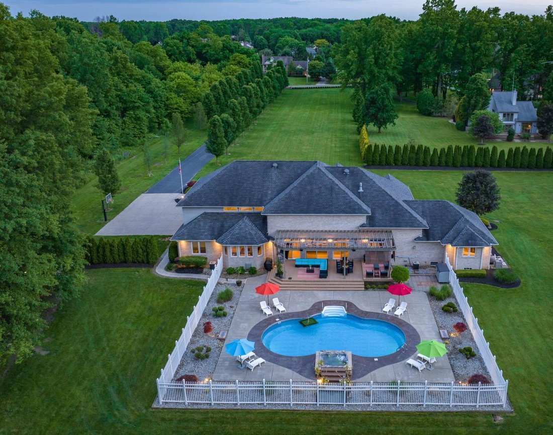 Luxury. Privacy. Entertainer's Dream. In Warren, Ohio, United States