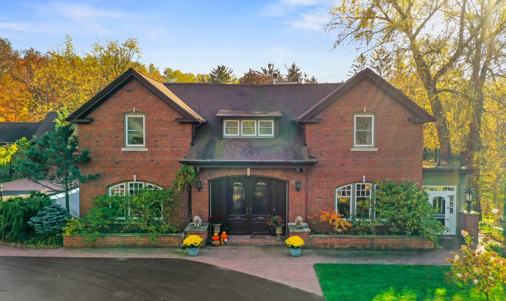 5 Bedrooms Single Family Detached In Okauchee Lake, Wisconsin, United