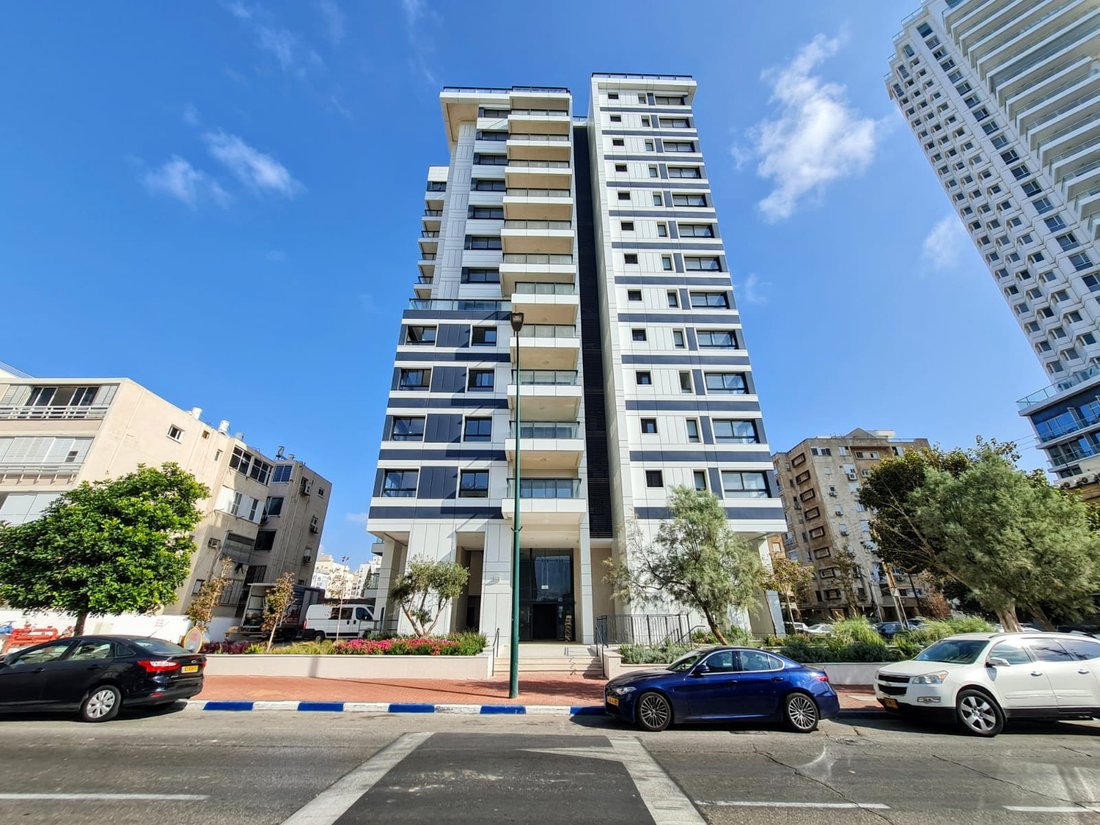 Modern 5 Rooms Apartment In The New In Netanya, Center District, Israel
