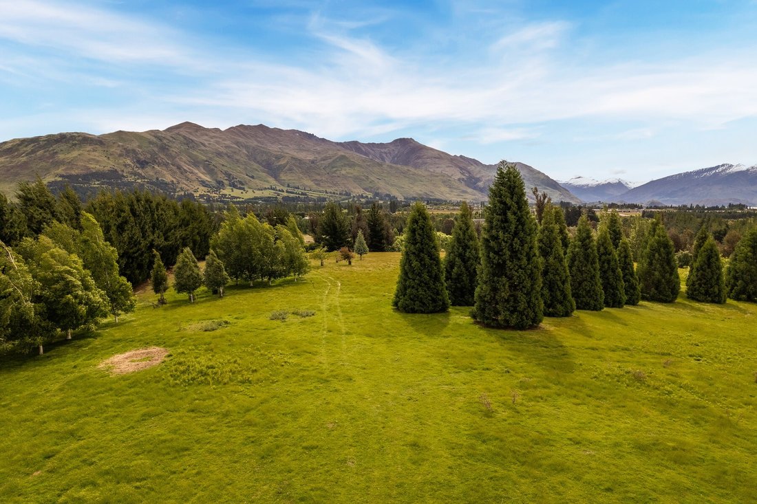 Corner Faulks And Ballantyne Road In Wanaka, Otago, New Zealand For