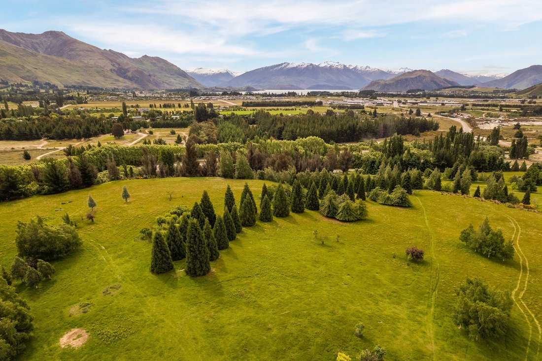 Corner Faulks And Ballantyne Road In Wanaka, Otago, New Zealand For