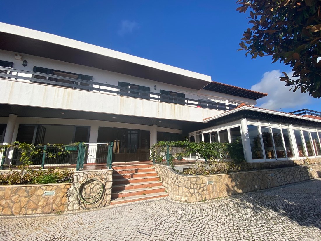 6 Bedroom House With Garage And Large In Alcobaça, Leiria District