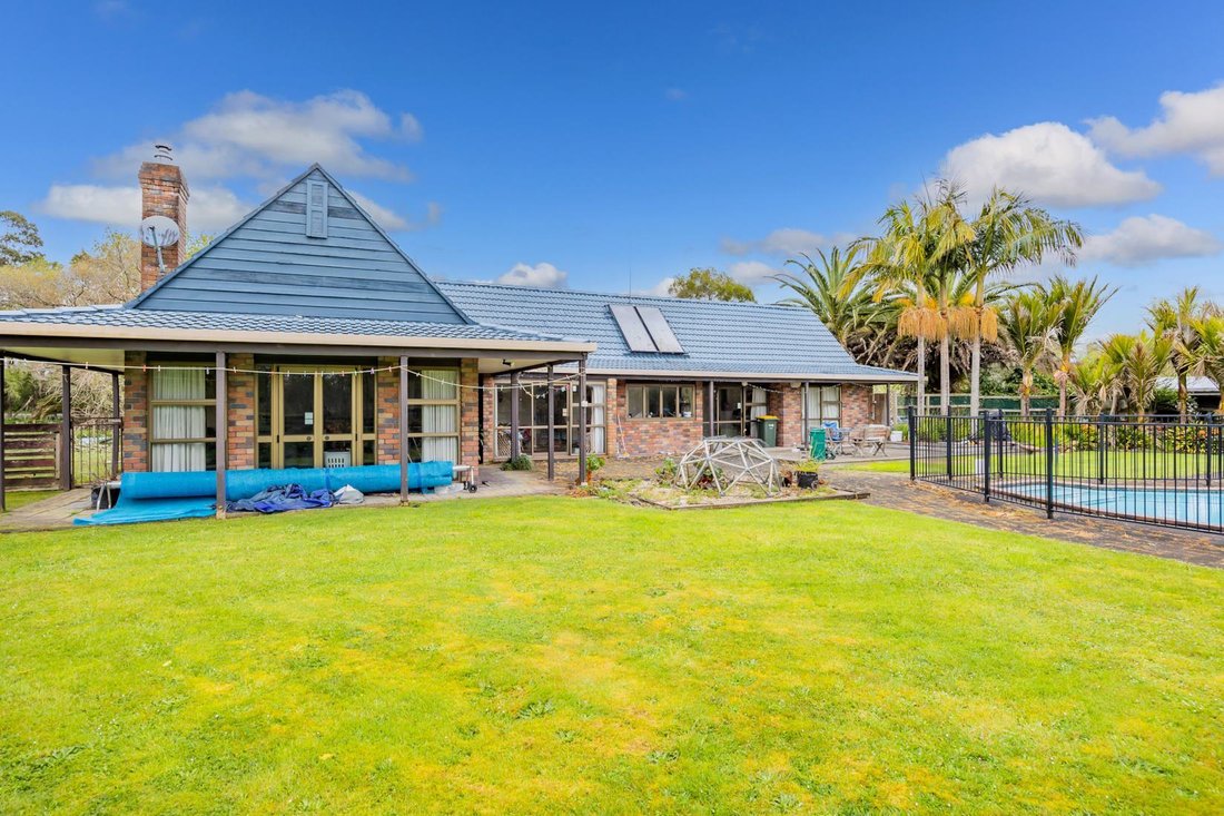 Luxurious Lifestyle Family Home In Dairy In Dairy Flat, Auckland, New