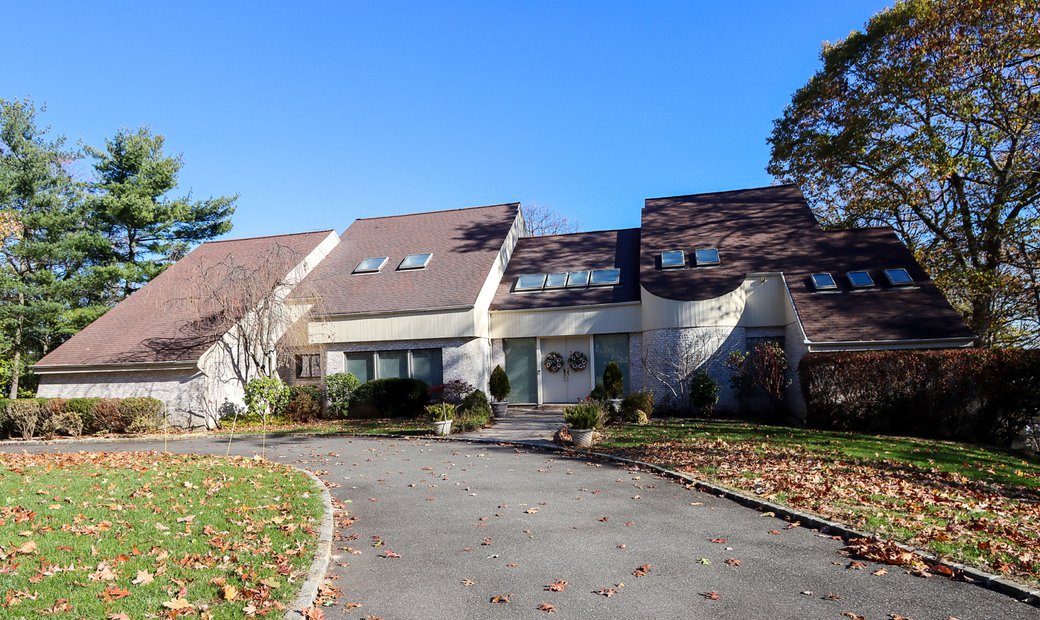 55 Centre View Drive, Upper In Upper Brookville, New York, United