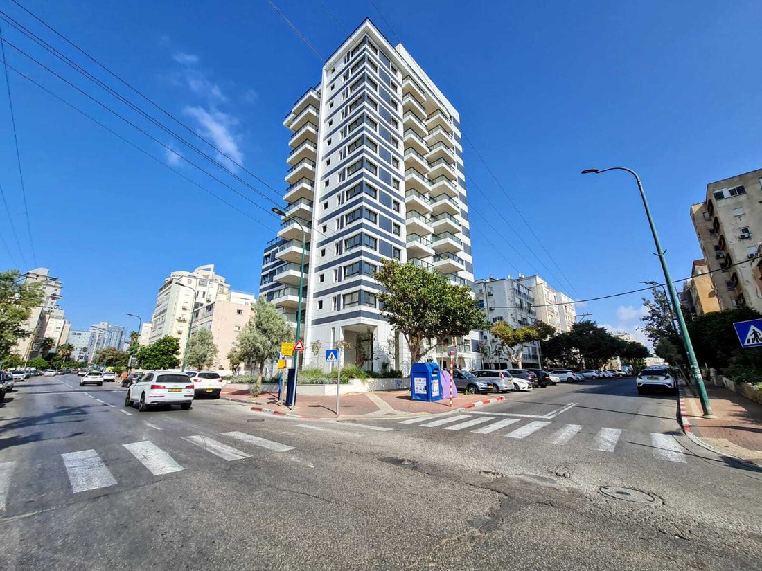 Modern 5 Rooms Apartment In The New In Netanya, Center District, Israel