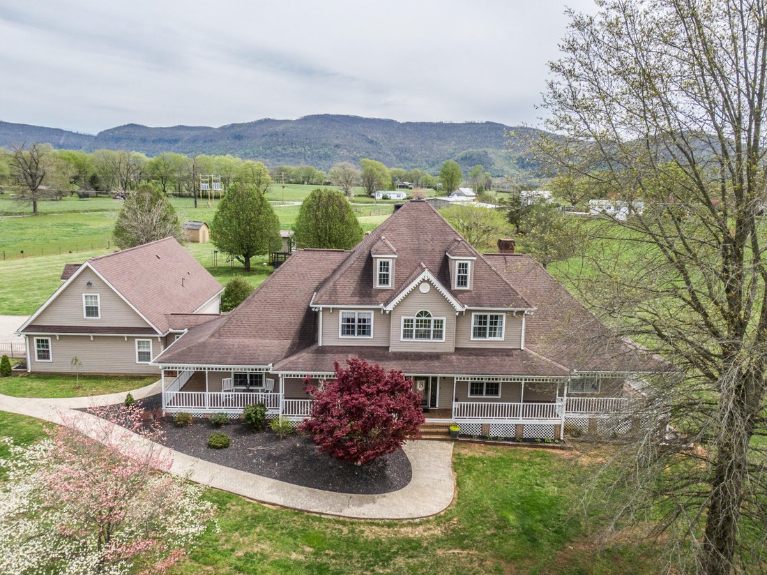 Stunning Farm With Mountain Views In Pikeville, Tennessee, United