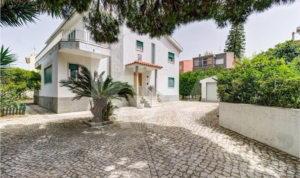 Moradia Isolada Com 8 Assoalhadas, Grande Jardim E In Parede, Lisbon