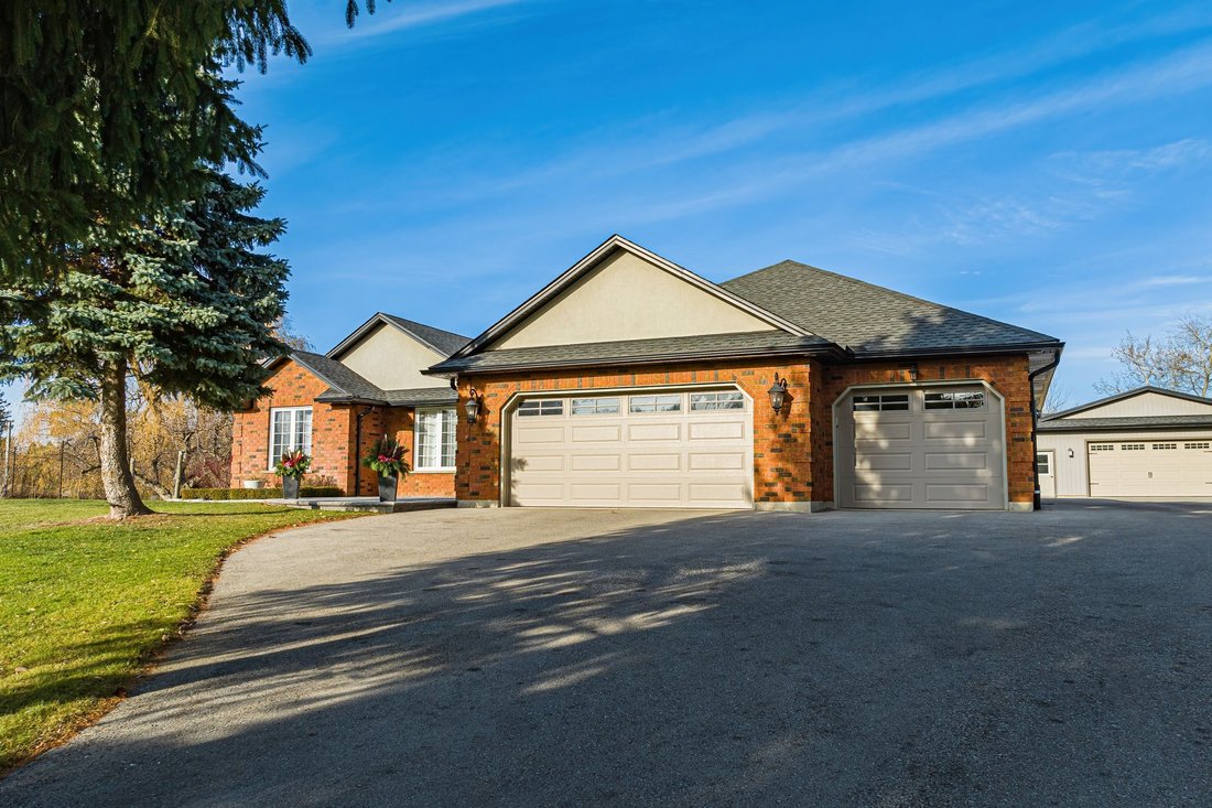 House in Hamilton, Ontario, Canada 1 - 12462523