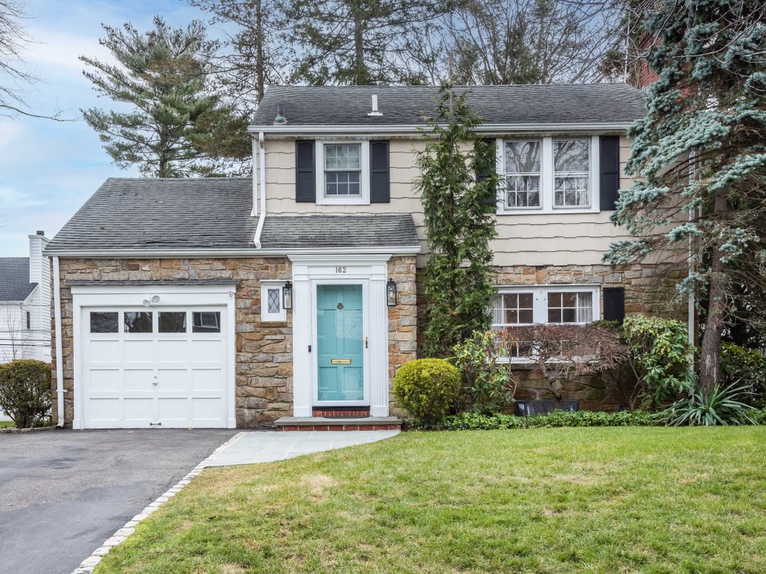 162 Voorhis Avenue, Rockville In Rockville Centre, New York, United