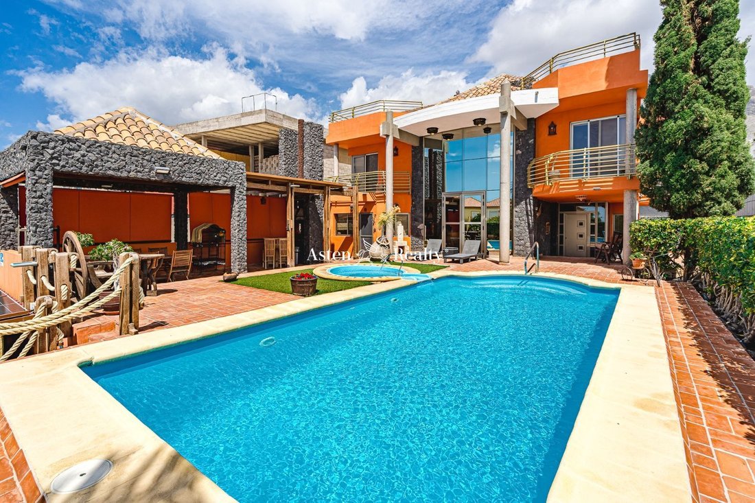 Villa in Costa Adeje, Adeje, Canary Islands 1 - 11919861