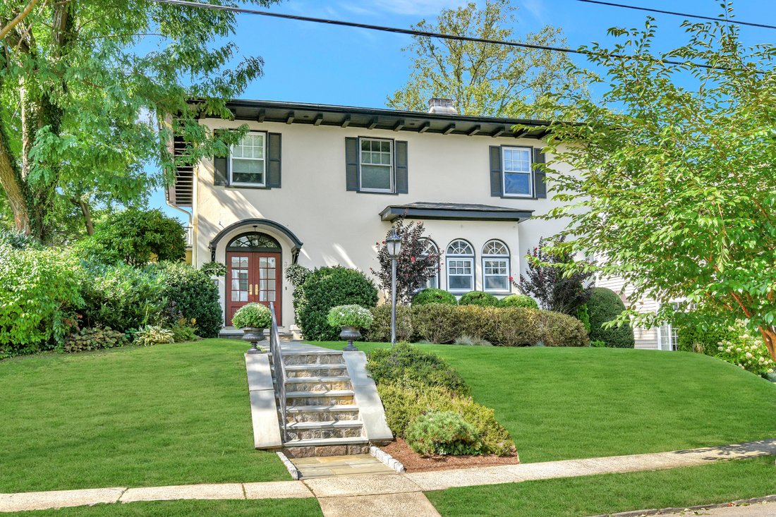 Gracious Larchmont Village Colonial In Larchmont, New York, United