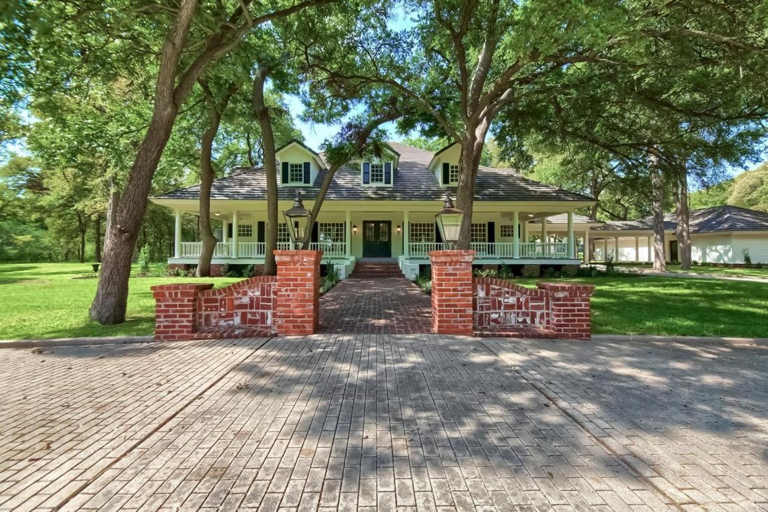 Estate And Guest Home Nestled On 41 Acres In Ctx In Hutto, Texas