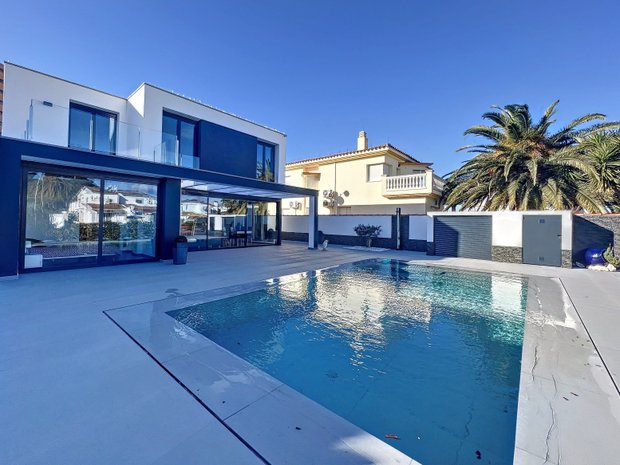 Luxury villas with open kitchen for sale in Roses, Catalonia, Spain