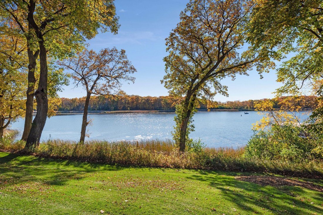 5 Bedrooms Single Family Detached In Orono, Minnesota, United States