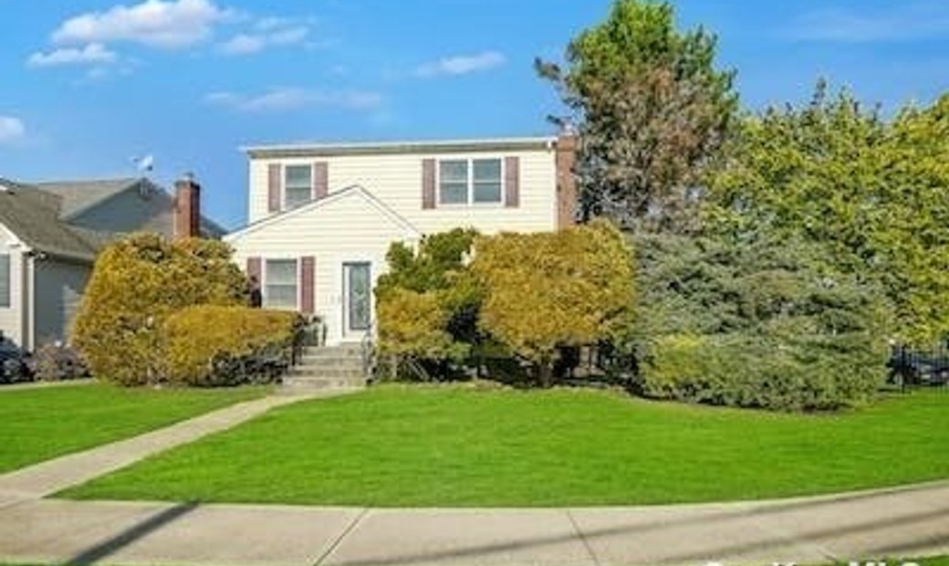House Bellmore In Bellmore, New York, United States For Sale (12483680)