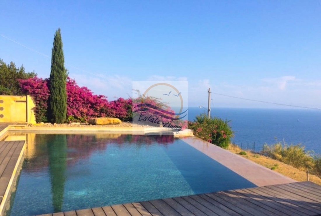 L1117 Ligurian Style Villa With Swimming Pool And Sea View In Liguria