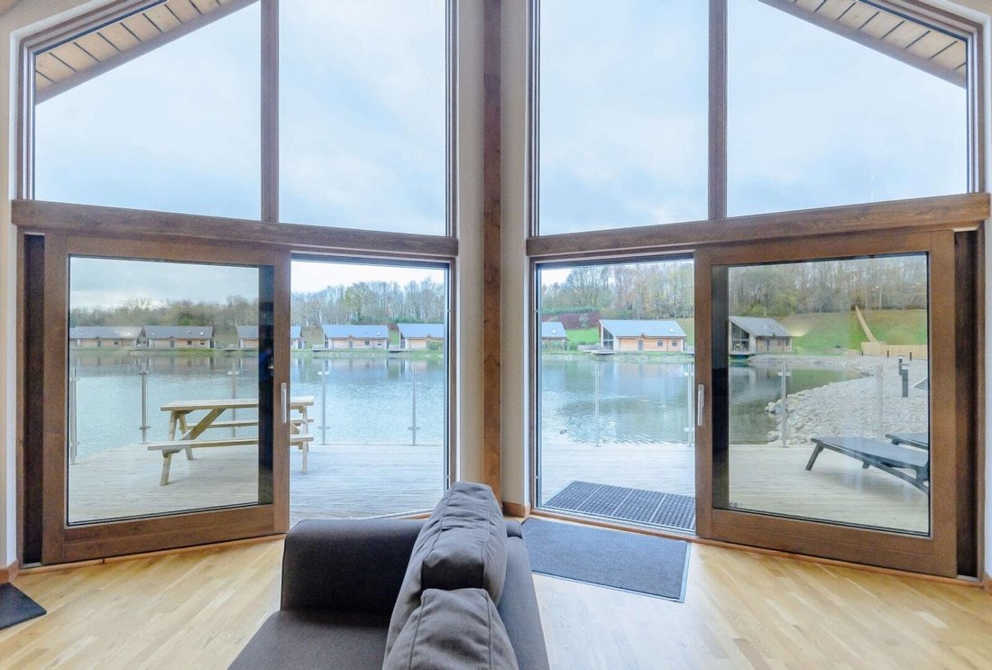 Stunning Lakeside 2 Storey House With In Warton, England, United