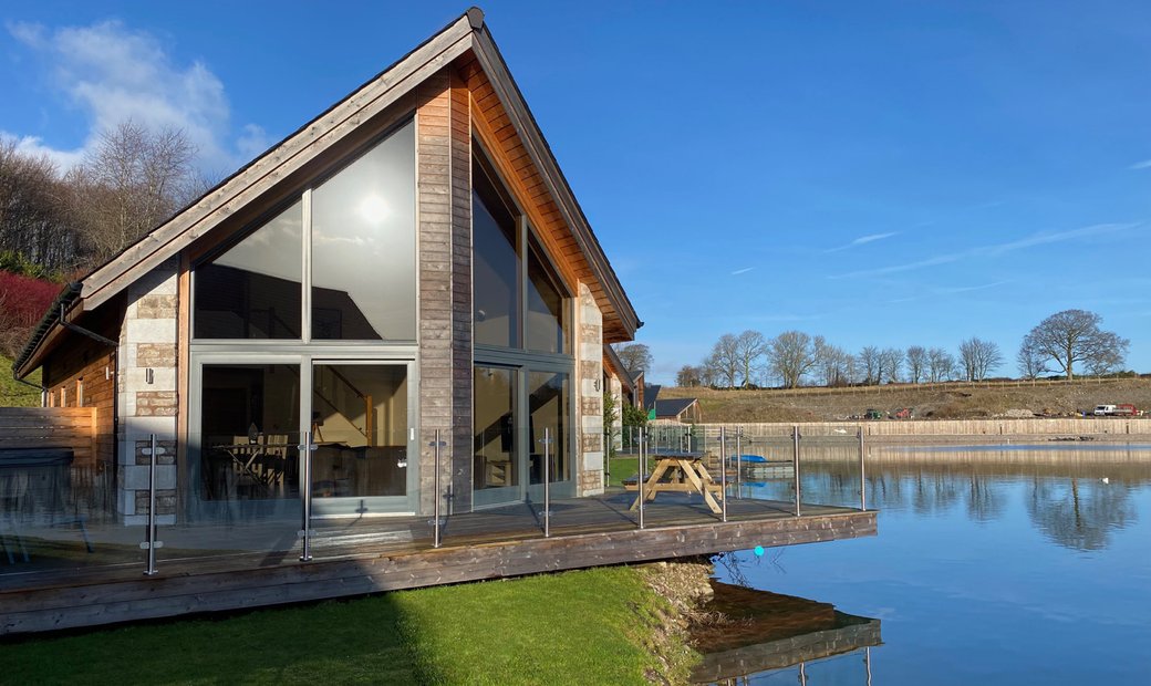 Stunning Lakeside 2 Storey House With In Warton, England, United