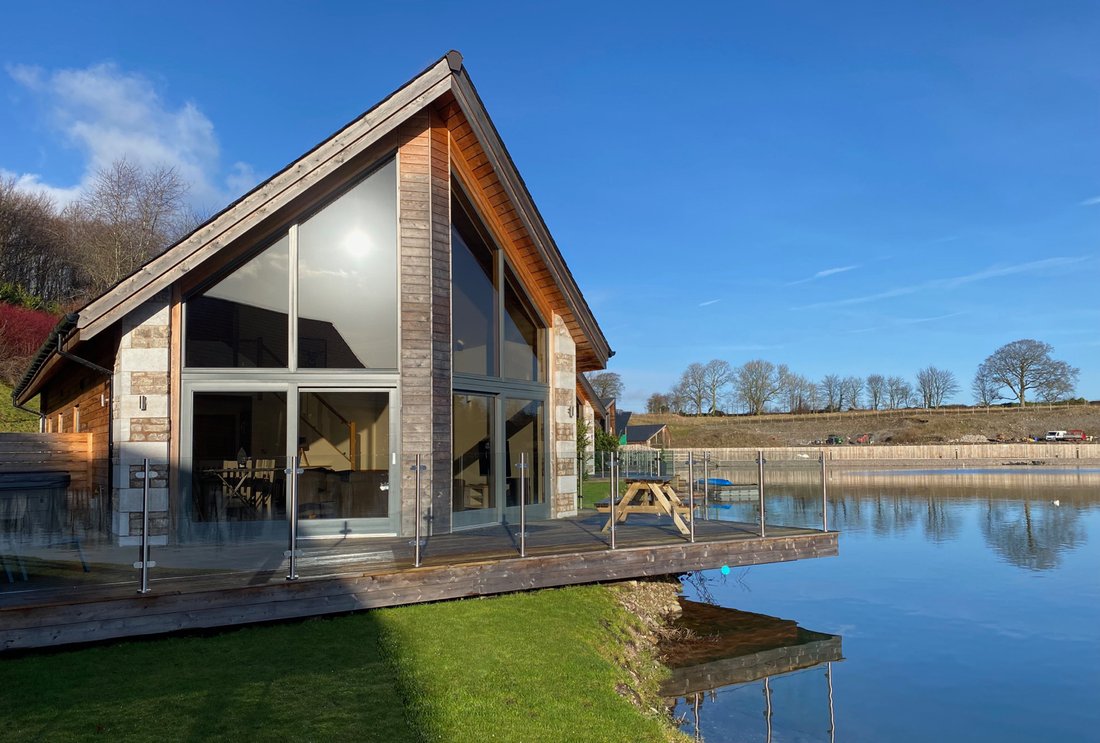 Stunning Lakeside 2 Storey House With In Warton, England, United