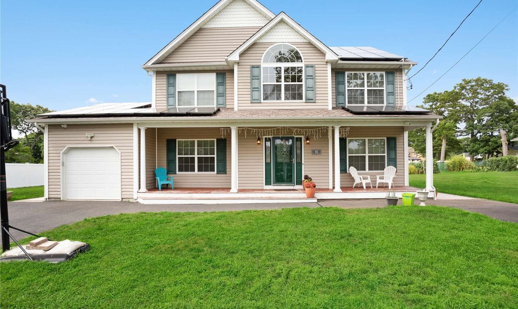 House Ronkonkoma In Lake Ronkonkoma, New York, United States For Sale