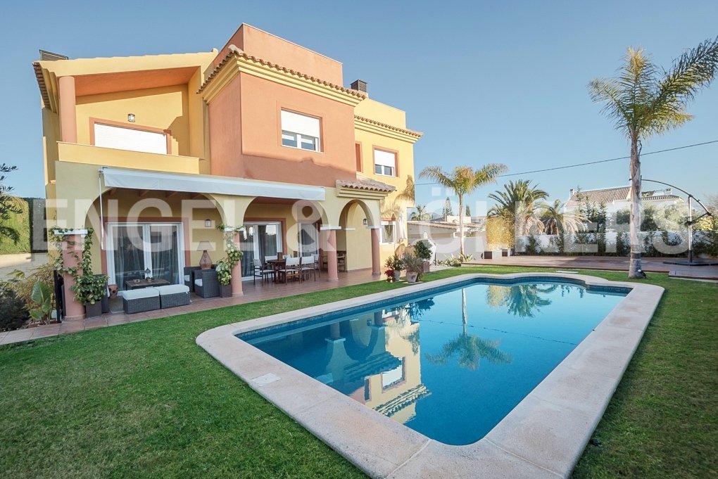 Peaceful family home with great in alicante valencian community spain