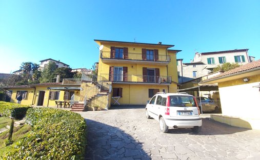 Villa a Barga, Toscana, Italia 1