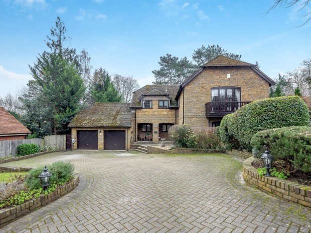 Luxury houses with terrace for sale in Pangbourne, England, United