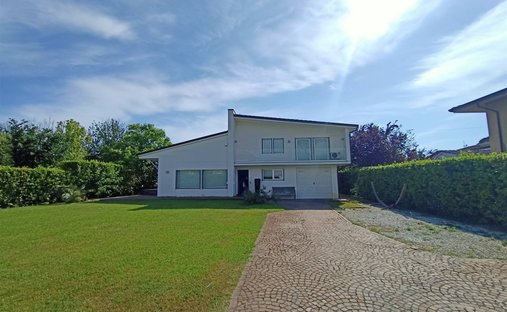Villa in Vittoria Apuana, Forte dei Marmi, Tuscany 1