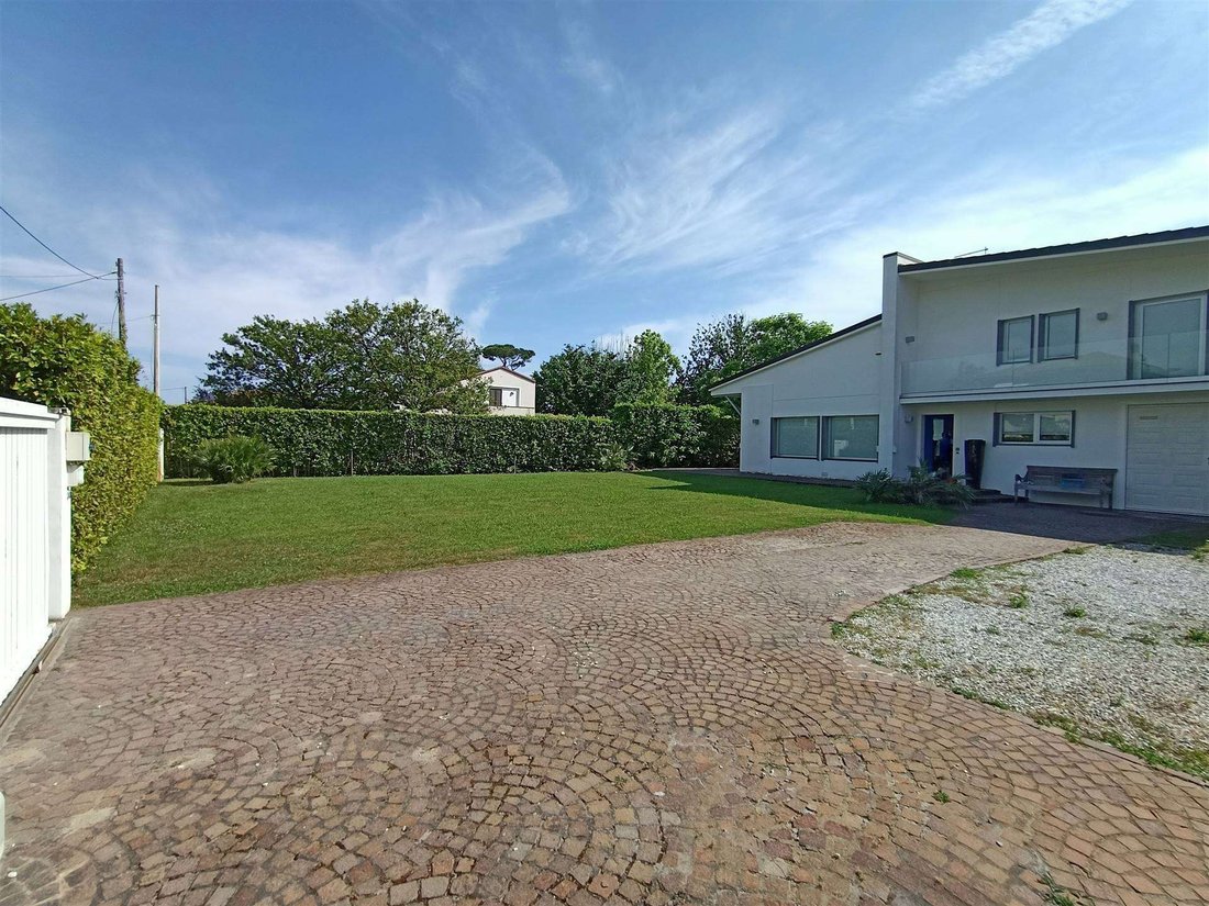 Villa in Vittoria Apuana, Forte dei Marmi, Tuscany 3 - 12511325