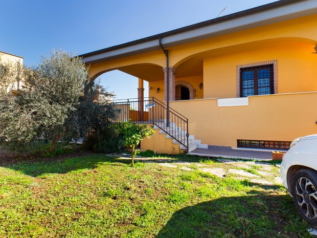 Luxury homes with garden for sale in Piana del Sole, Lazio, Italy ...