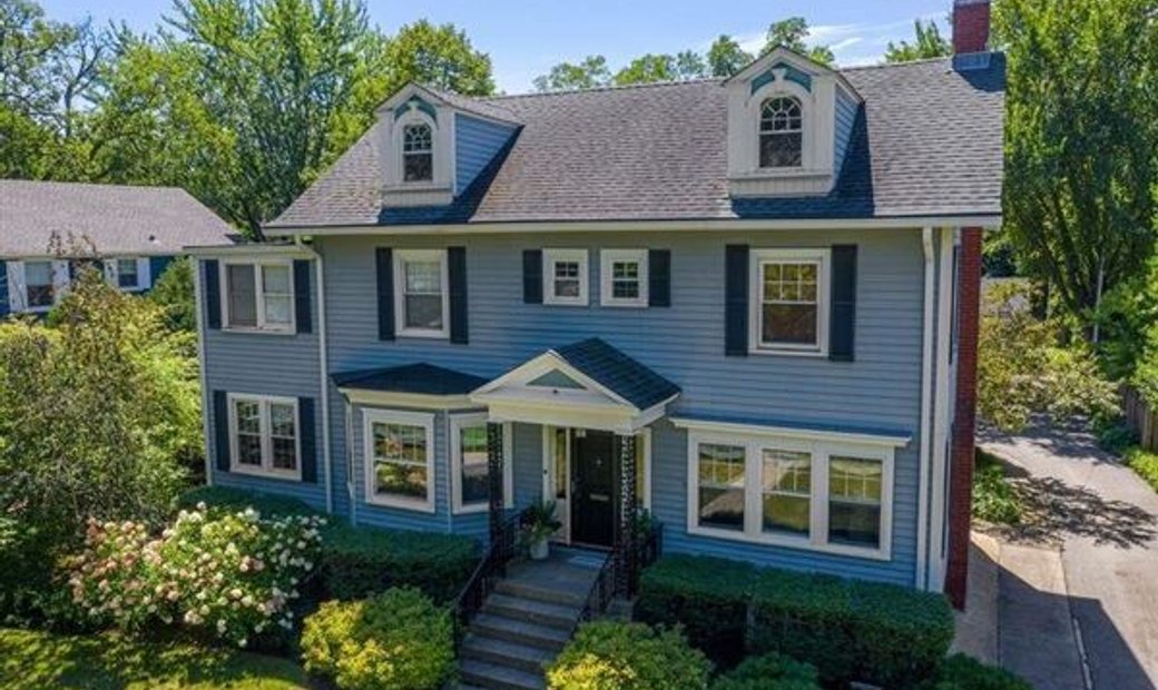 Updated East Wilmette Colonial In Wilmette, Il, United States For Sale