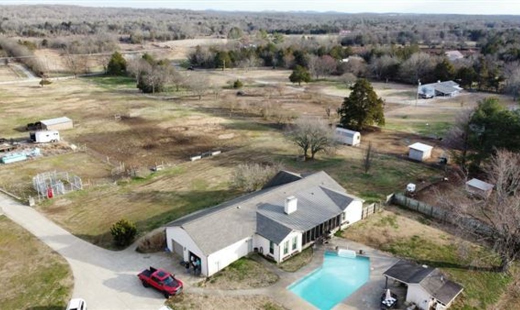 Wonderful Family Farm On Sprawling Acreage In Lebanon, Tennessee